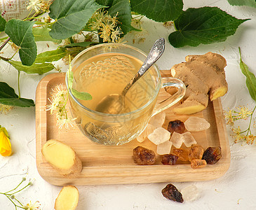 杯中含姜汁的茶 白木上有酒杯桌子玻璃食物早餐药品饮料叶子杯子草本植物芳香图片