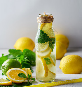 柠檬汁加柠檬 薄荷叶 玻璃瓶中的石灰草本植物冰镇食物果汁热带桌子玻璃叶子补品薄荷图片