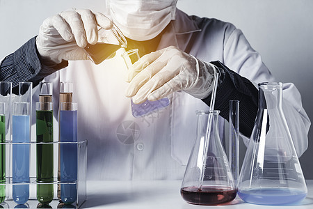 带有含液体的玻璃实验室化学测试管的研究员诊所测试乐器技术科学家实验生物学烧杯烧瓶工人图片