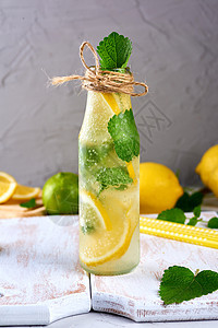 柠檬汁加柠檬 薄荷叶 玻璃瓶中的石灰冰镇薄荷热带桌子补品草本植物玻璃果汁叶子液体图片