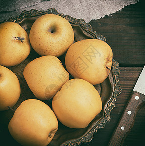新鲜黄苹果黑色水果甜点餐巾桌子营养植物木头食物收成图片