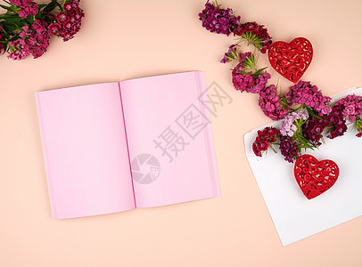带有粉红色空白页的打开笔记本邮件婚礼紫色花瓣笔记记事本信封花束礼物植物群图片