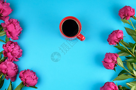 红色奶油杯加黑咖啡和一束红牡丹花束早餐工作室婚礼植物群假期庆典卡片牡丹植物图片