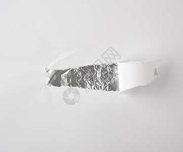 一张有洞的纸 里面有一块封闭的纸是银的图片