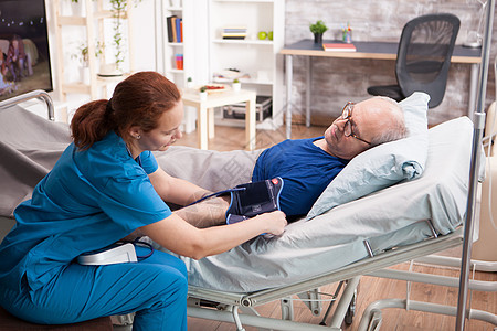 女护士为老人量血压医生女士保健老年病人疾病女性男性治疗数字图片