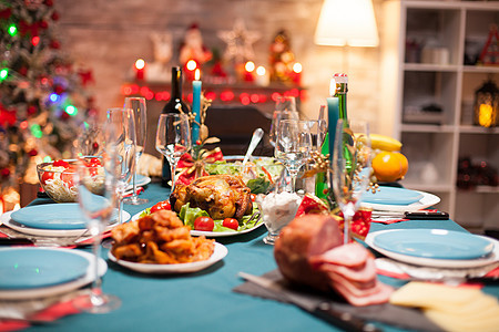 以美味的食物庆祝圣诞节日环境盘子迷迭香假期蜡烛传统家庭托盘桌子烤箱图片