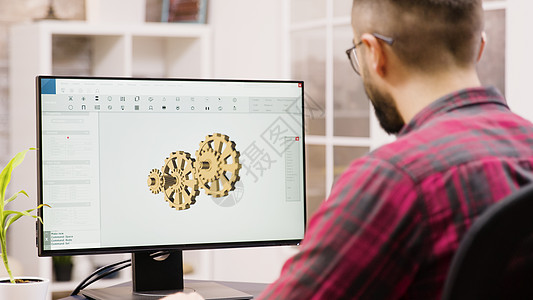在家做3D设计工作的男工程师网络合作桌子笔记本原型展示工业产品女士凸轮图片