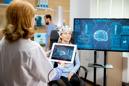 医生看病人脑部在平板电脑上的进化过程的医生头脑实验室波浪设施耳机中心学习扫描器药品监视器图片