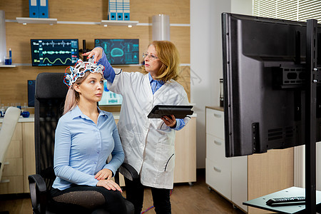 患有脑波扫描器的病人妇女 经医生调整图片