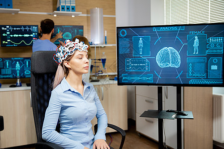 在神经科诊所的女病人和她的大脑是Bei背景图片