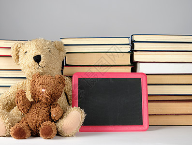 背面的红框黑色空黑板和棕色泰迪熊框架桌子课堂玩具图书馆大学学校学习知识智慧图片