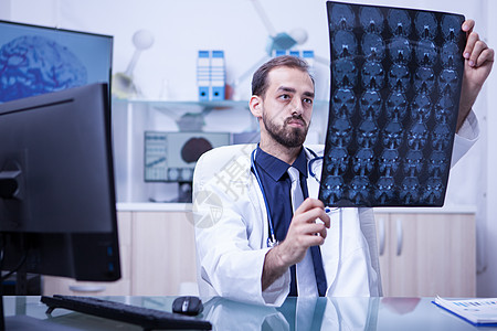 英俊的神经科医生 在C区看脑细胞扫描图片