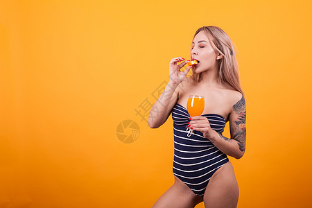 穿着泳衣和美味的夏日鸡尾酒Bitti图片