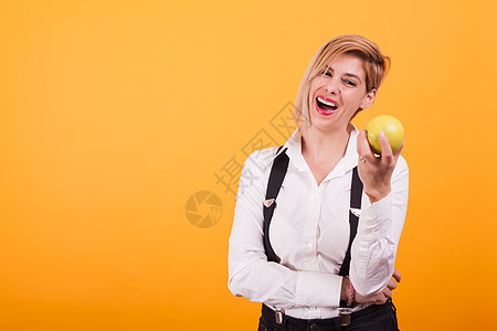 穿着白衬衫的漂亮女人 在喊着笑着她的绿苹果图片