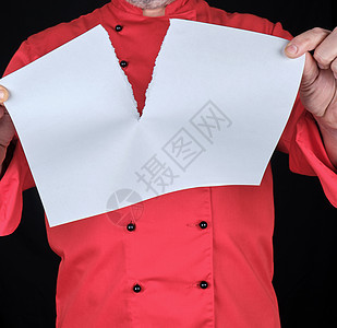 穿着红制服的厨师 手持白白白空白纸并撕破它i图片