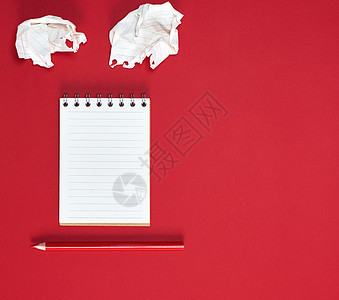 带空白纸的小笔记本和红色木 p记事本小样笔记日记软垫学习商业铅笔文档床单图片