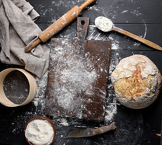 面包烤面包 白面面粉 木滚动针和旧剪切板木板别针面团桌子厨房食谱餐巾食物小麦勺子图片