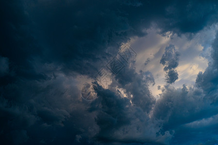 有云的戏剧天空风暴环境图片