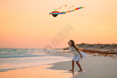 暑假在海滩度假时可爱的小女孩蓝色热带支撑旅行女儿婴儿闲暇海岸海岸线快乐图片