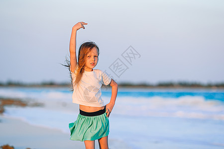 暑假在海滩度假时可爱的小女孩帽子热带幸福女儿晴天孩子舞蹈享受闲暇旅行图片