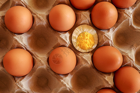 鸡蛋在纸托盘中 一个软煮的 从上到下看农场农业产品食物橙子营养蓝色早餐面包蛋黄图片