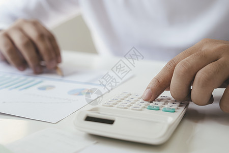 会计或银行家计算现金账单商业库存统计团队预算电子咨询审计银行业文书图片