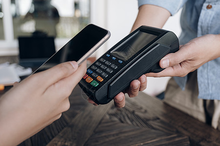 使用NFC技术通过智能手机支付账单信用卡钱包购物营销电话近场电子商务信用出纳员交易图片