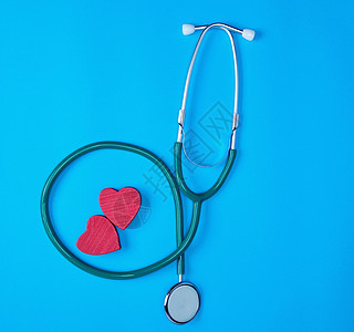 绿色医学听诊器和两个红木心药品保健工具乐器红色医院临床蓝色医疗心脏图片