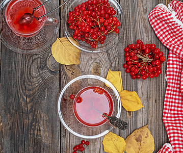 透明杯子 用生菜浆果和新鲜啤酒的热茶图片