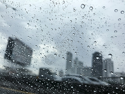 雨天在城市的汽车玻璃上下雨清晰度天气季节建筑墙纸窗户街道天空镜子蓝色图片