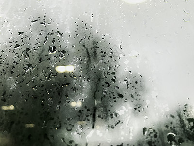 雨季雨背景玻璃窗上的雨滴透明度下雨天气孤独季节性白色黑色季节墙纸情感图片