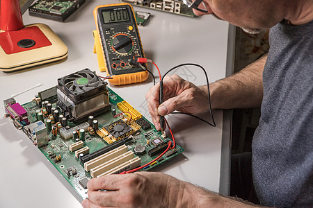 总修理芯片电脑电气测试维修工具检查技术员男人处理器示波器图片