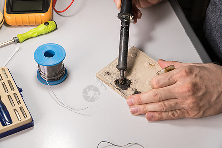 总修理芯片电路男人技术员工程师金属钎焊木板制造业松香焊接图片