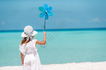 暑假期间海滩上可爱的小女孩在沙滩上幸福海岸线太阳镜旅游旅行假期太阳乐趣游客海滨图片