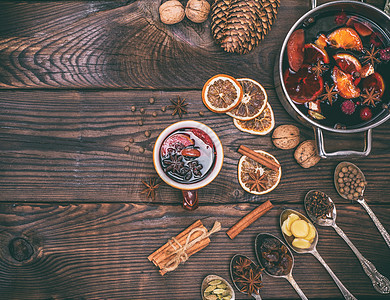 铁汤匙中的混合葡萄酒和原料食物乡村小豆蔻星星肉桂饮料桌子水果八角杯子图片