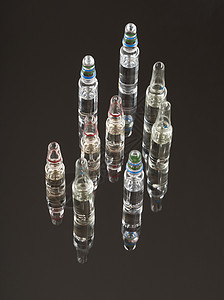 镜像表面的胶囊片片实验室小瓶镜子治疗疫苗药理科学剂量瓶子液体图片