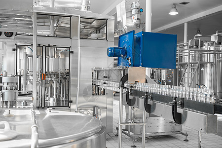 牛奶厂的设备运动腰带饮料机械自动化加工植物奶制品机器工厂图片