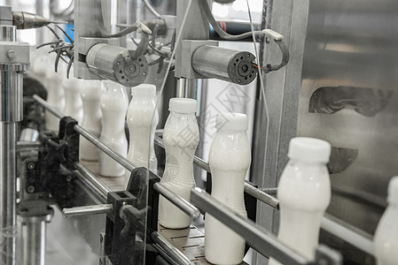 牛奶厂的设备输送带酸奶生产团体技术机械自动化奶制品工作植物图片