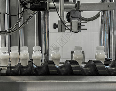 牛奶工厂瓶子过程高清图片