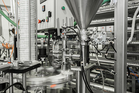 牛奶厂的设备塑料运动饮料管道植物输送带加工工厂奶油机器图片