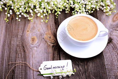 一杯咖啡和一张纸标签 上面刻着字的早上好图片