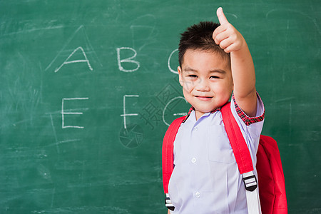 身着校服 有书包和Bob学生制服的幼童幼儿园快乐手势木板课堂男生孩子学校教育瞳孔学习图片