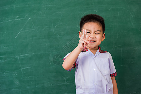 幼稚园儿童穿着学生制服 在绿色的沙丘上微笑男生乐趣学校孩子幼儿园童年黑板商业孩子们男性图片