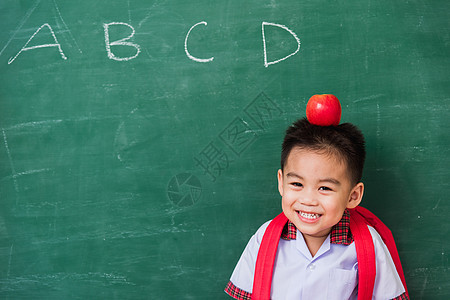 幼儿园儿童男孩穿着学生制服 背着书包a幸福课堂教育学校孩子们木板乐趣学习知识童年图片