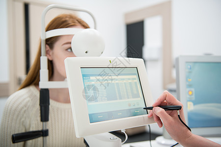 眼科诊所设备技术医生诊断女孩监视器展示图表病人测量镜片图片