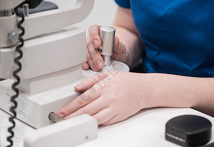 眼科诊所设备女士技术医生测试机器眼睛镜片乐器配镜师操作图片