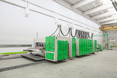 用于生产纸板包装材料的车间讲习班运输车技术制造业店铺机器绿色帽盒植物工作摊位图片