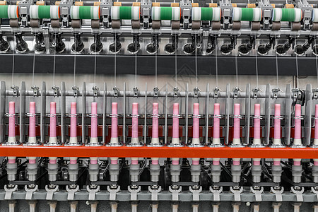 一家纺织厂的线条生产丝绸商业卷轴织物自动化制造业机械纺纱加工图片