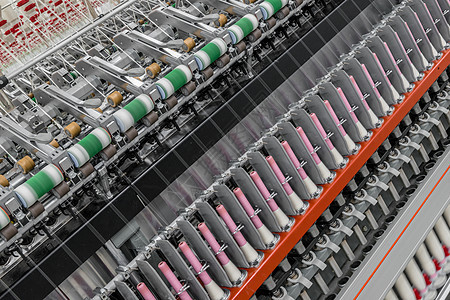 一家纺织厂的线条材料机器丝绸旋转纺纱自动化织物工具卷轴工厂图片