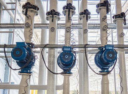 工业管道和发动机压力龙头控制机械压力计水泵力量制造业蓝色植物图片